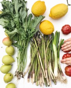 verdure e frutta sparse su un tavolo