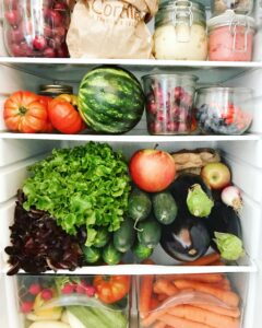 interno di un frigorifero con frutta e verdura