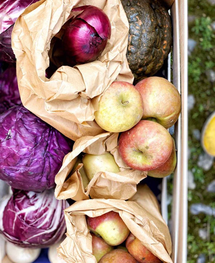spesa settimanle di frutta e verdura in una cassetta di legno